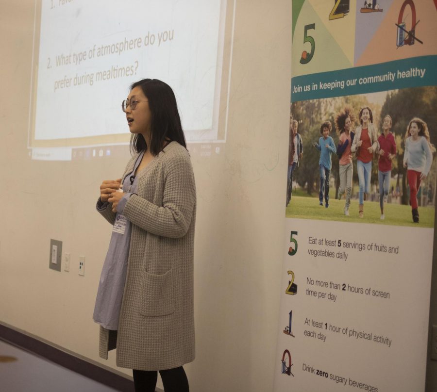 PAMF employee provides presentation on how to keep healthy nutrition.